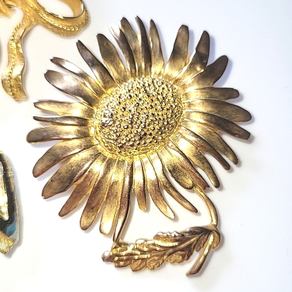 MONET, KRAMER, PAKULA VINTAGE DESIGNER SIGNED 4 BROOCH LOT - ALL GOLDTONE - Picture 4 of 10